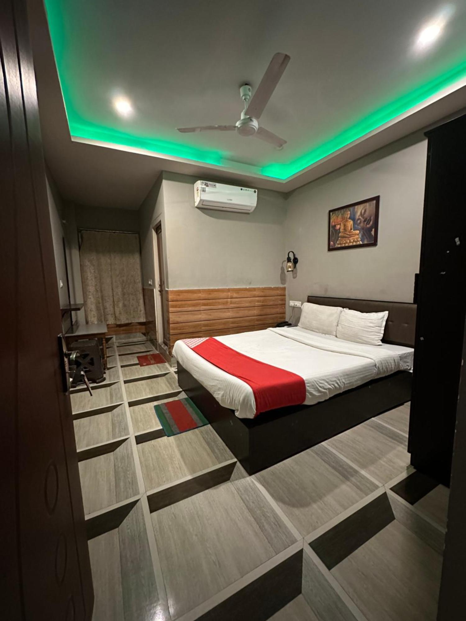 Gd Hotel Njp Siliguri Exteriör bild